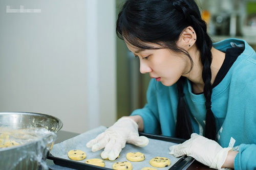 Vợ hì hụi nấu nướng rồi đề nghị chồng mang cho đồng nghiệp ăn cùng, nhưng chân tay anh rụng rời khi cô ấy "bồi" thêm 1 câu