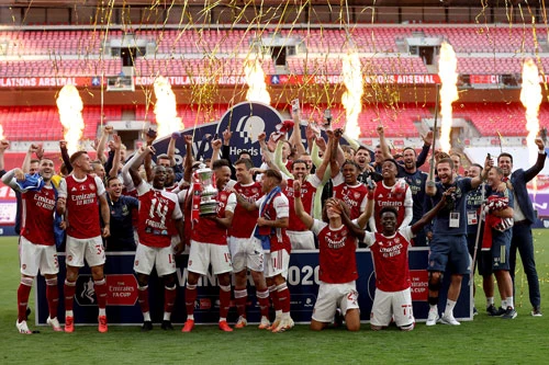 Arsenal ăn mừng chức vô địch FA Cup.