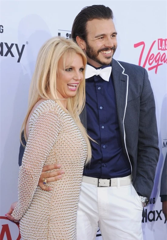 Britney và bạn trai cũ Charlie Ebersol tới thảm đỏ năm 2015. Charlie khẳng định Britney không hề bất ổn về tinh thần.