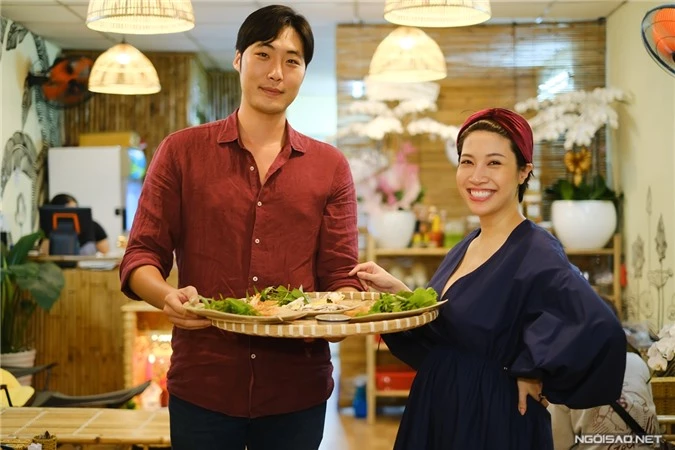 Nam doanh nhân người Mỹ gốc Hàn không ngại bưng bê phục vụ khách. Sự xuất hiện của nam nhân viên đẹp trai, cao 1,87m khiến nhiều thực khách bất ngờ.