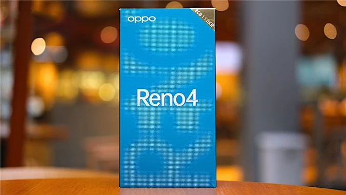 Hộp đựng Oppo Reno4 có tông màu xanh sành điệu với logo Oppo ở góc trên cùng bên trái. Góc trên cùng bên phải có màu vàng chỉ rõ phiên bản RAM 8GB + ROM 128GB và ở chính giữa là tên máy. Tất cả tạo nên vẻ ngoài sang trọng, ấn tượng và trẻ trung theo phong cách Reno.