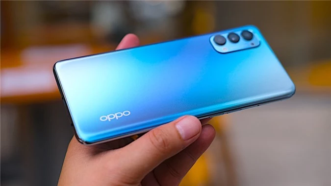 Oppo Reno4 được cài đặt sẵn phiên bản hệ điều hành ColorOS 7.2, với màn hình AMOLED 6,4 inch, độ phân giải Full HD+ (2400 x 1080 pixel). Máy sở hữu công nghệ cảm biến vân tay trong màn hình như hầu hết các đối thủ trong phân khúc giá