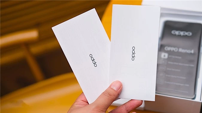 Khi mở hộp Oppo Reno4 chúng ta sẽ thấy sách hướng dẫn, thẻ bảo hành, que chọc SIM và ốp lưng bằng nhựa trong suốt đi kèm. 