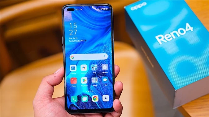 Oppo Reno4 đi kèm với màn hình AMOLED 6,4 inch với thiết kế đục lỗ kép ở góc trên cùng bên trái, nơi bố trí camera selfie kép 