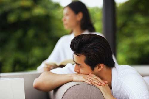 Đang ngồi chờ vợ ký đơn ly hôn, tôi bàng hoàng khi bức tranh treo tường tuột móc rơi xuống