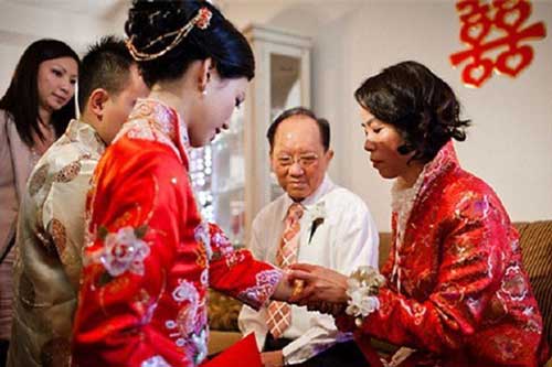 Mang 3 tráp sơ sài vì khinh dâu nghèo, mẹ chồng run rẩy khi bước chân vào nhà tôi