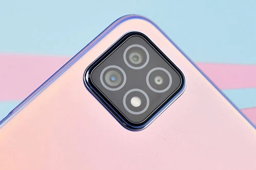 Oppo A72 5G được trang bị 3 camera sau. Trong đó, cảm biến chính 16 MP cho khả năng lấy nét theo pha. Ống kính thứ hai 8 MP mang tới góc rộng 119 độ và cảm biến chiều sâu 2 MP. Bộ ba này được trang bị đèn flash LED, quay video 4K. 