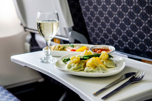 Vì sao phi công không bao giờ dùng suất ăn giống hành khách?
