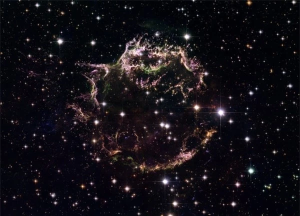 Cassiopeia A đầy màu sắc là tàn dư siêu tân tinh trong chòm sao Cassiopeia. Khác với hệ mặt trời của chúng ta, Cassiopeia A là nguồn phát xạ vô tuyến mạnh nhất trên bầu trời.
