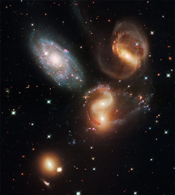 Stephan's Quintet là một nhóm nhỏ gồm năm thiên hà trong chòm sao Pegasus.