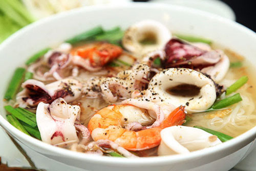 Cách làm hủ tiếu mực thơm ngon cho ngày mưa bão