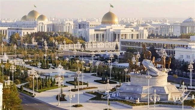 Ông Berdymukhamedov đã cho xây dựng Ashgabat từ thủ đô "ngủ say" thành một nơi nguy nga tráng lệ.