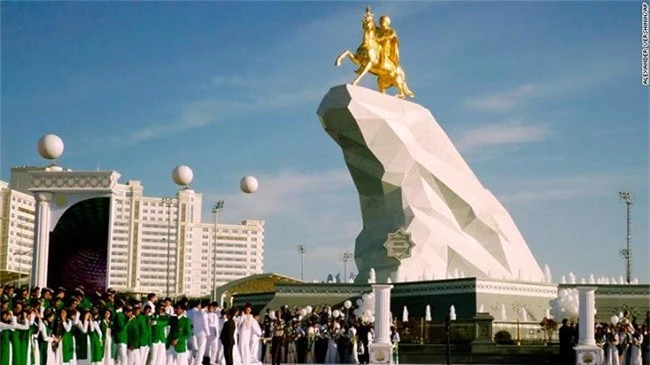 Trong ảnh là bức tượng vàng Tổng thống Gurbanguly Berdymukhamedov trên lưng ngựa