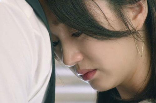 Mặc vợ ốm nghén suýt sảy thai chồng vẫn đi tâm sự với hội bạn, chị vợ tức giận ném thẳng cọc tiền vào gã "trẻ con không chịu lớn"