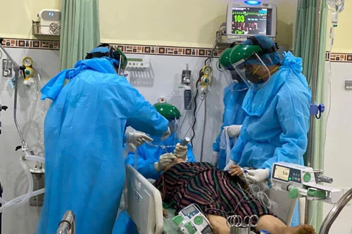 Các chuyên gia của Bệnh viện Chợ Rẫy điều trị cho bệnh nhân nặng tại Bệnh viện Đà Nẵng.