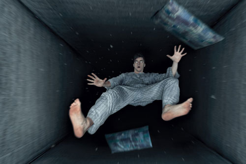 Cảm giác bị đẩy ngã từ trên cao xuống khi ngủ và lời giải khiến bạn "giật mình"