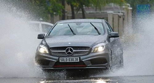 Lái xe trong mùa mưa bão cần người lái phải hết sức tập trung và chú ý