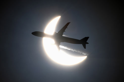 Chiêm ngưỡng những bức ảnh ghi lại khoảnh khắc máy bay  “xuyên qua” nhật thực hiếm gặp