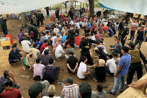 B&#x1EAF;t 150 ng&#x1B0;&#x1EDD;i t&#x1EE5; t&#x1EAD;p &#x111;&#xE1;nh b&#x1EA1;c gi&#x1EEF;a &#x111;&#x1EA1;i d&#x1ECB;ch COVID-19