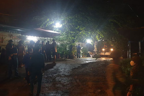 Kè đá sập vùi lán trại, đè chết người trong mưa lớn