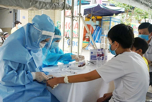 Đà Nẵng đang tăng tốc lấy mẫu xét nghiệm chẩn đoán virus SAR-CoV-2 để ngăn chặn lây lan dịch Covid-19 trong cộng đồng (Ảnh: Đôi truyền thông - Bộ Y tế)