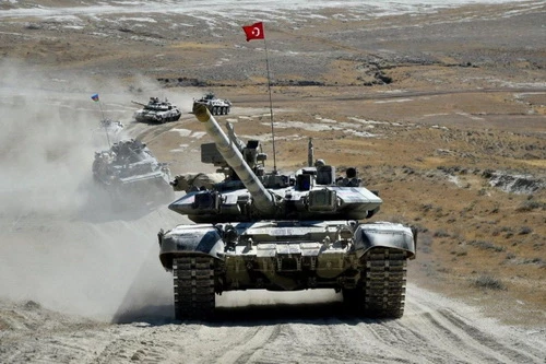 Xe tăng chiến đấu chủ lực T-90 mang cờ Thổ Nhĩ Kỳ. Ảnh: TASS.