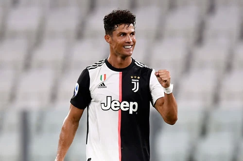 Tiền vệ trái: Cristiano Ronaldo (Juventus).