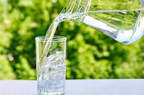 Chuyên gia cảnh báo kiểu uống nước dễ gây ngộ độc, nhiều người tưởng tốt mà vô tư làm theo