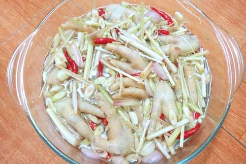 Luộc chân gà bằng nước sôi hay nước nguội là đúng, bật mí cách làm chân gà ngâm giấm ớt thơm ngon