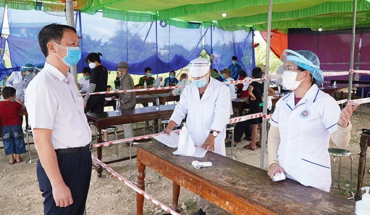 Phó Chủ tịch UBND tỉnh Thừa Thiên Huế Phan Thiên Định kiểm tra công tác phòng, chống dịch Covid-19 tại chốt kiểm soát y tế tại thị xã Hương Trà.