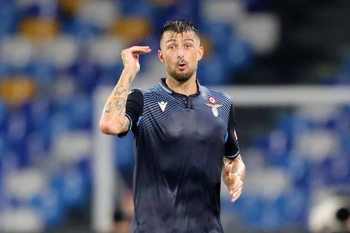 Trung vệ: Francesco Acerbi (Lazio).