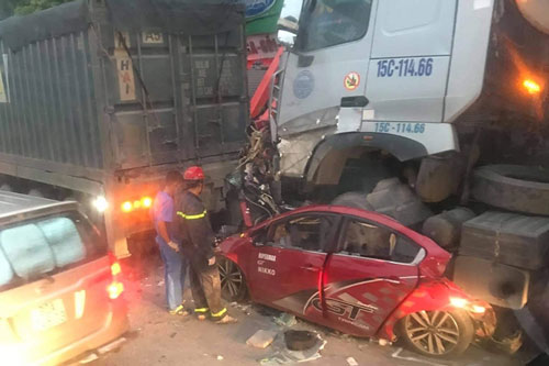 Hà Nội: Khởi tố tài xế xe container đè xe con khiến 3 người tử vong
