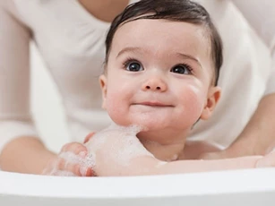 Tắm cho con thời điểm này không khác gì "dìm con xuống bể", bé có thể đột quỵ, thậm chí dẫn đến tử vong