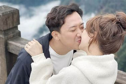 Đăng ảnh được Trấn Thành hôn cực ngọt, Hari Won thừa nhận chồng thương quá hơi mệt