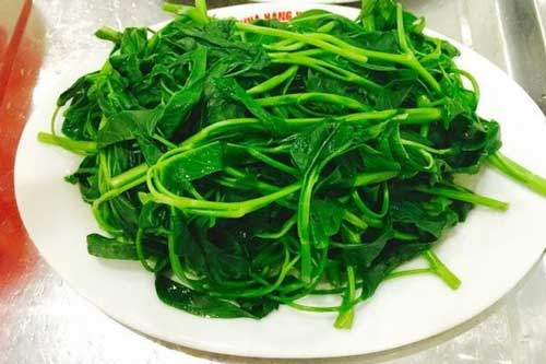 Bất kể rau luộc hay xào chỉ cần thêm vài giọt chanh vào nồi là rau xanh mướt, ngon giòn sần sật