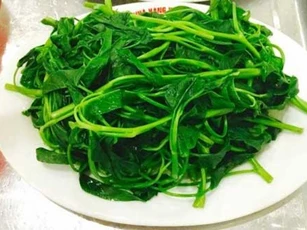 Bất kể rau luộc hay xào chỉ cần thêm vài giọt chanh vào nồi là rau xanh mướt, ngon giòn sần sật