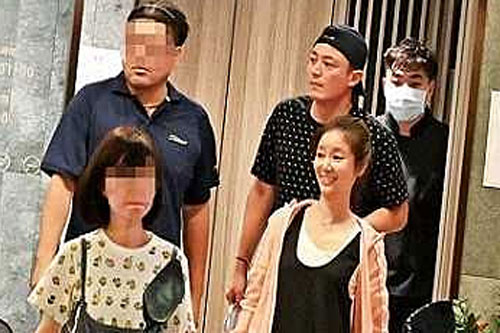 Vợ chồng Lâm Tâm Như đi ăn lẩu với bạn bè