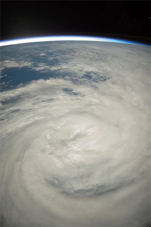 Hình ảnh của bão Oma hình thành ở Fiji được chụp từ Trạm không gian quốc tế NASA.