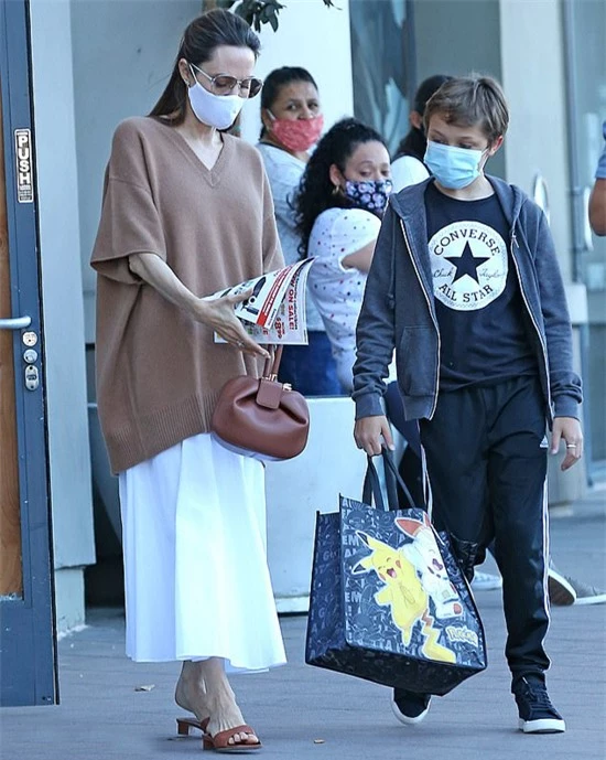 Angelina Jolie và con trai út đến một cửa hàng đồ chơi hôm chủ nhật. Knox xách một túi to Pokemon khi rời đi.