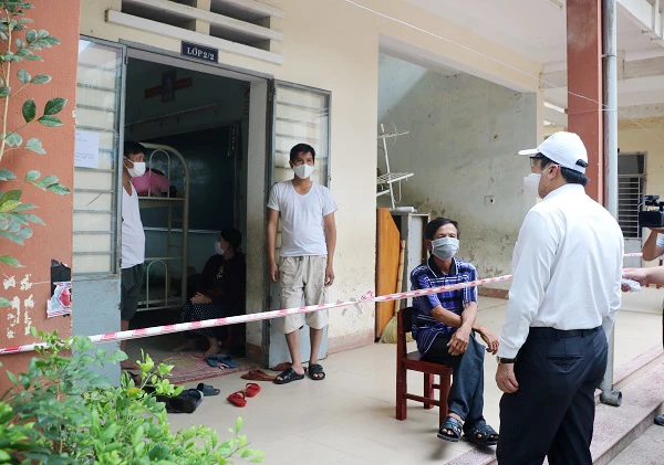 Chủ tịch UBND TP Đà Nẵng động viên người dân đang cách ly phòng, chống dịch Covid-19 tại