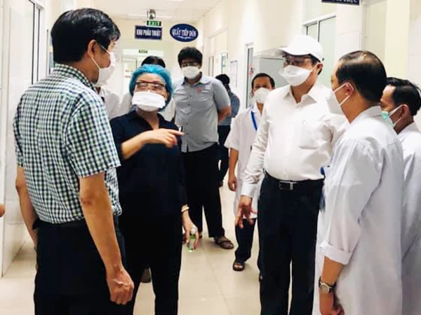 Ths.BS Nguyễn Đại Vĩnh (áo ca rô) báo cáo với Chủ tịch UBND TP Đà Nẵng về tình hình hoạt động của BVDC Hòa Vang phục vụ công tác phòng, chống dịch Covid-19 