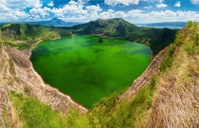 Hòn đảo nằm trong lòng hồ