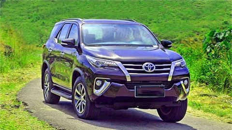 Toyota Fortuner giảm giá mạnh đón phiên bản mới, đe Hyundai Santa Fe, Ford Everest