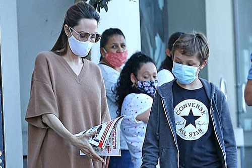 Con trai út chững chạc bên Angelina Jolie