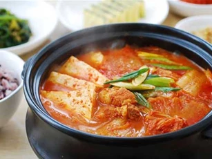 3 bước đơn giản làm món canh kim chi đậu phụ "nóng hổi, vừa thổi vừa ăn", cả nhà đều mê