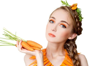 Lấy 1 củ cà rốt và làm theo cách này, da có đen đến mấy cũng trắng như trứng gà bóc