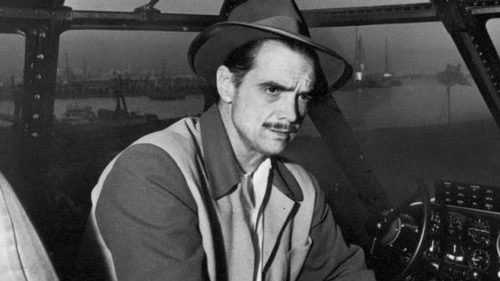 Howard Hughes: Doanh nhân, nhà làm phim lừng danh Howard Hughes từng mở hẳn một hãng máy bay để được thỏa sức trải nghiệm đam mê bay lượn của mình. Ông cũng giữ nhiều kỷ lục về tốc độ bay. Có rất nhiều câu chuyện ly kỳ xung quanh cuộc sống của tỷ phú này, đặc biệt là trong những năm ông sống tại Las Vegas (Mỹ). Năm 1968, Hughes mua lại sòng bạc Silver Slipper với giá 5,4 triệu USD chỉ bởi biển hiệu của sòng bạc này nhìn thẳng vào phòng khách sạn nơi ông đang nghỉ. Ông lo rằng mình có thể bị chụp ảnh lén từ đó. Sau khi mua sòng bạc, Hughes đã lập tức cho gỡ biển hiệu. Ảnh: Luxurylaunches.