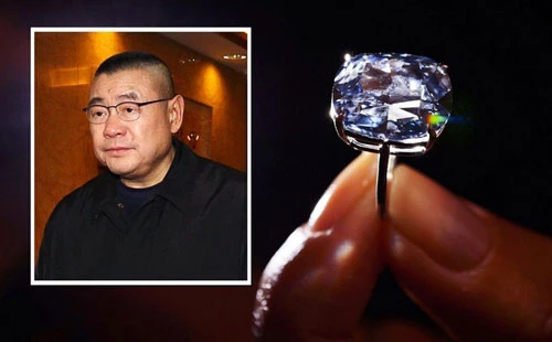 Joseph Lau: Năm 2015, tỷ phú địa ốc Hong Kong Joseph Lau chi 48,4 triệu USD mua một viên kim cương xanh nặng 12,03 carat và đặt tên là “Blue Moon of Josephine” để tặng cho con gái Josephine. Chỉ một ngày trước đó, ông cũng mua cho con gái viên kim cương hồng nặng 16,08 carat với giá 28,5 triệu USD và đặt tên là “Sweet Josephine”. Ảnh: Luxurylaunches.