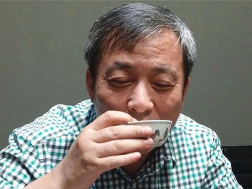 Liu Yiqian: Tỷ phú Liu Yiqian, Chủ tịch Công ty Sunline Group có trụ sở tại Thượng Hải (Trung Quốc), từng chi 36,3 triệu USD để mua một cốc sứ nhỏ từ thời nhà Minh bằng thẻ tín dụng American Express. Sau đó, ông quyết định kỷ niệm thương vụ này bằng cách uống trà bằng chiếc cốc đắt đỏ. Tuy nhiên, hành động này của Yiqian vấp phải làn sóng chỉ trích. Nhiều người cho rằng ông có thể hủy hoại bảo vật quý giá của Trung Quốc. Ảnh: Luxurylaunches.