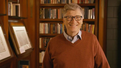 Bill Gates: Tháng 11/1994, tỷ phú Bill Gates chi 30,8 triệu USD để mua tập bản thảo viết tay Codex Leicester của danh họa Leonardo da Vinci trong một phiên đấu giá. Tuy nhiên, ông tin rằng tập bản thảo có giá trị lịch sử này nên được chia sẻ rộng rãi tới công chúng. Vì vậy, Gates đã cho scan và tạo thành hình nền máy tính trên gói dịch vụ phần cứng mở rộng Microsoft Plus, để người dùng có thể thưởng thức. Ảnh: CNBC.